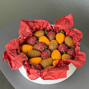 Клубника в шоколаде "Яркость вкуса" в круглой коробке