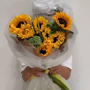 Sunny Circle Sunflower Bouquet with delivery Simferopol