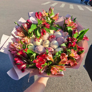 Клубника в шоколаде "Розовый сад" с альстромериями с доставкой в Великом Новгороде