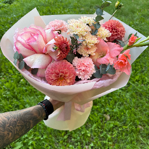 Golden Dreams Bouquet with Dahlias and Roses with delivery Tyumen