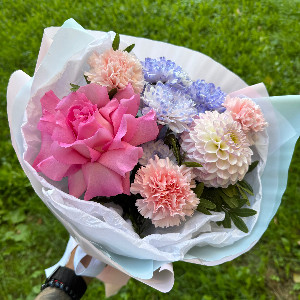Petals of Happiness Bouquet with Rose and Dahlia with delivery Tyumen