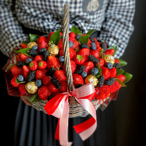 Корзина "Ягодное сокровище" с клубникой с доставкой в Санкт-Петербурге