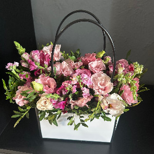 Arrangement "Pink Angel" with Roses and Lisianthus with delivery Moscow