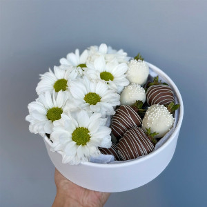Chocolate Strawberries "Floral Duet" with delivery Irkutsk