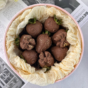 Chocolate Strawberries "Festive Glow" with delivery Saint Petersburg