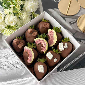 "Fig Note" Chocolate Strawberries with delivery Saint Petersburg