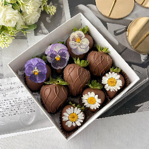 "Floral Accent" Chocolate Strawberries with delivery Saint Petersburg
