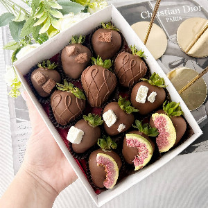 "Fig Evening" Chocolate Strawberries with delivery Saint Petersburg