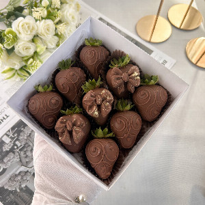 "Golden Crumb" Chocolate Strawberries with delivery Saint Petersburg