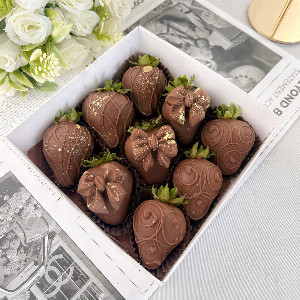 "Golden Accent" Chocolate Strawberries with delivery Saint Petersburg