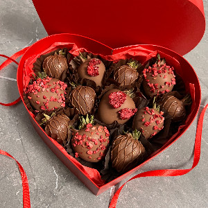 "Raspberry Pulse" Chocolate-Covered Strawberries with delivery Saint Petersburg