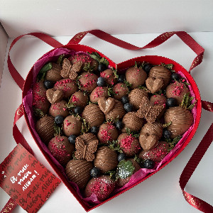 Chocolate Strawberries "Heart with Blueberry" with delivery Volgograd
