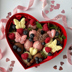 Chocolate Strawberries "Heart with Berries" with delivery Volgograd