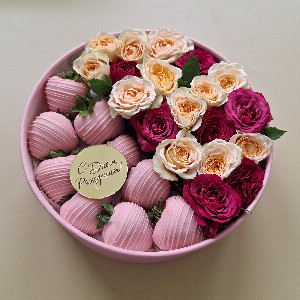 Strawberries and Roses "Pink Compliment" with delivery Kaliningrad