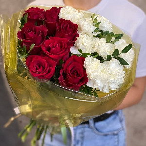 Bouquet "Scarlet Velvet and Cream" with delivery Perm