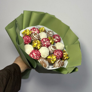 Strawberry Bouquet "Pistachio Classic" with delivery Samara