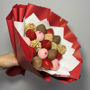 Strawberry Bouquet "Love in the Details" with delivery Samara