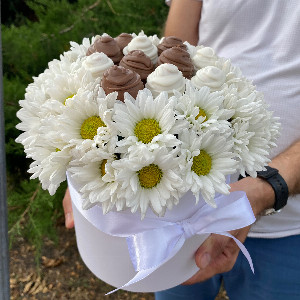 "White Crown" Strawberry Arrangement with delivery Anapa