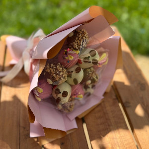"Happy Little Faces" Strawberry Bouquet with delivery Podolsk