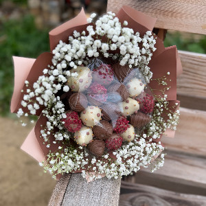 "Snow Veil" Strawberry Bouquet with delivery Podolsk