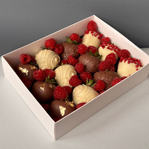 "Raspberry Lace" Strawberry Set with delivery Nizhniy-Novgorod