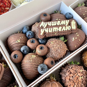 Клубника в шоколаде "Голубичный комплимент" с доставкой в Нижнем Новгороде