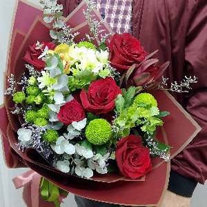 Букет "Бордовый соблазн" с розами с доставкой в Москве