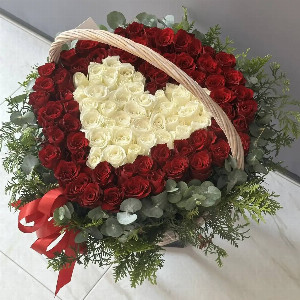 Композиция "Лесное сердце" с розами