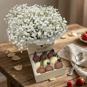 Композиция "Белый секрет" с клубникой