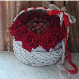 Клубника в шоколаде с розами "Алое сердце" с доставкой в Челябинске