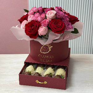 Розы и клубника "Рандеву"