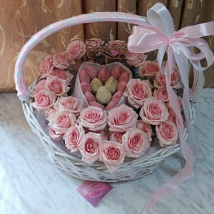 Клубника с розами "Сердце в лепестках" с доставкой в Челябинске
