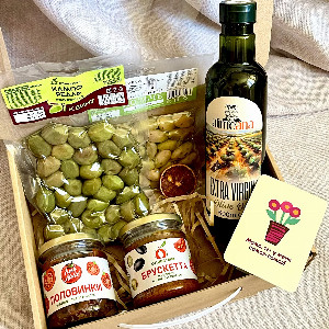 Набор оливок и деликатесов "Вкус заботы" с доставкой в Москве