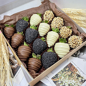 Chocolate-Covered Strawberries "Yin and Yang" with delivery Tyumen