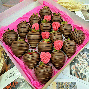 Chocolate-Covered Strawberries "Little Raspberry" with delivery Tyumen