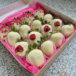Chocolate-Covered Strawberries "Snow-White Tenderness" with delivery Tyumen