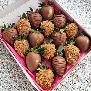 Chocolate-Covered Strawberries "Waffle Crunch" with delivery Tyumen