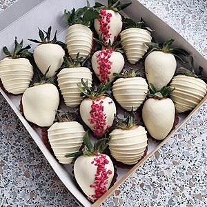 Chocolate-Covered Strawberries "Raspberry Hour" with delivery Tyumen