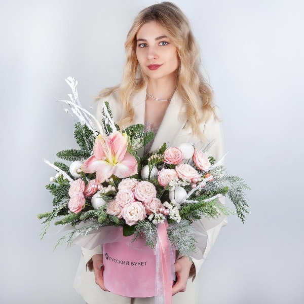 Pink amaryllis - 1, Peony sprayrose - 5, Round flower box medium, Oasis, Spruce branches (1pc.), Thuja, Christmas decor (set), White statice, Artificial branch, Ribbon