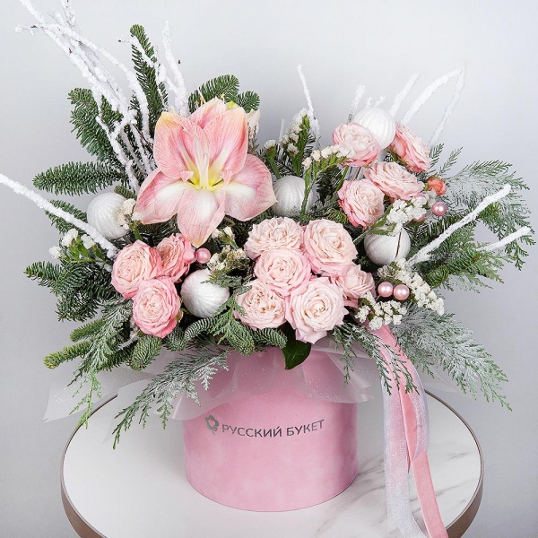 Pink amaryllis - 1, Peony sprayrose - 7, Round flower box medium, Oasis, Spruce branches (1pc.), Thuja, Christmas decor (set), Artificial branch, Ribbon, White statice