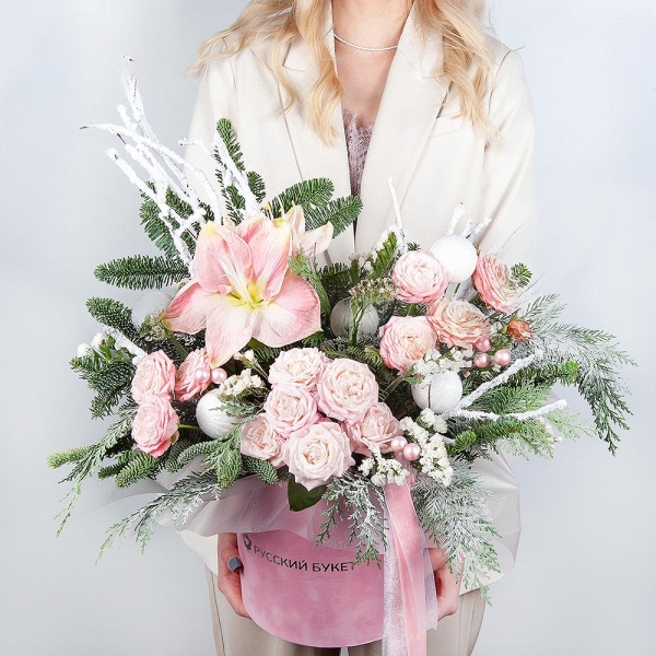 Pink amaryllis - 1, Peony sprayrose - 7, Round flower box medium, Oasis, Spruce branches (1pc.), Thuja, Christmas decor (set), Artificial branch, Ribbon, White statice
