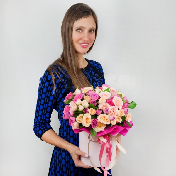 Bright pink spray rose mix, 50 cm - 7, Spray rose: white, cream, light pink 50 cm - 13, Round flower box small , Oasis, Wrapping Paper, Ribbon