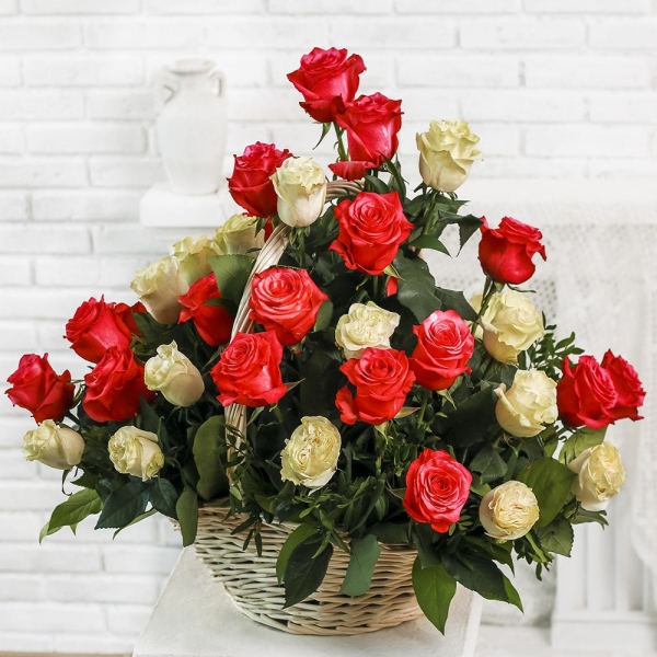 Pink rose 50 cm - 32, White rose 50 cm - 21, Large Basket, Pistachio, Salal, Oasis