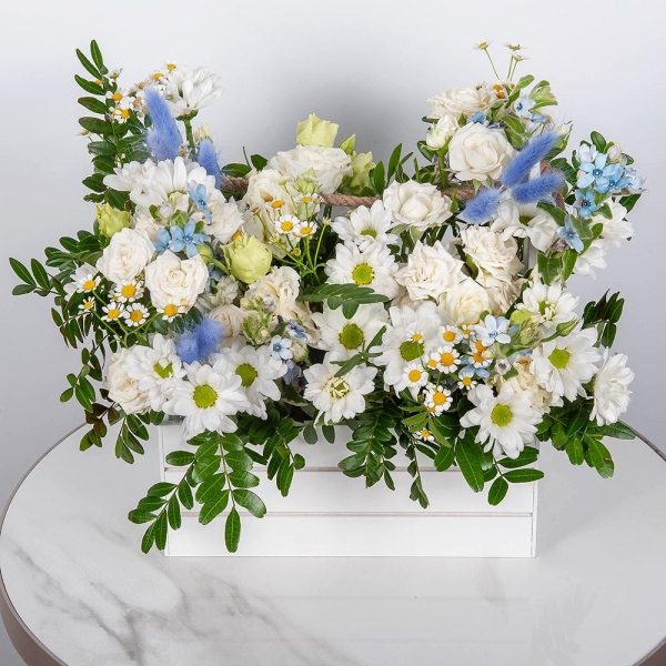 Bacardi White Spray Chrysanthemum - 2, lisianthus - 2, Chamomile - 6, Spray rose: white, cream, light pink 50 cm - 4, Wooden pot, Oasis, Oksipetalum, Pistachio, Dried flowers in assortment