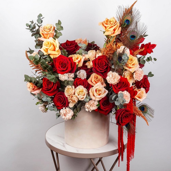 Rose Red 50 cm Ecuador - 25, Cream Rose 50 cm Ecuador (Creme Caramel) - 15, Carnation white, cream - 26, Spray rose: white, cream, light pink 50 cm - 11, Round flower box medium, Oasis, Eucalyptus, Astilbe, Dried flowers in assortment, Feathers decor., Amaranth stabilized