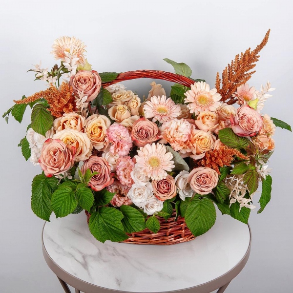 Gerbera white - 23, Rose Pink 50 cm Ecuador (Chelo, Hermosa, Novia, Titanik, Engagement, Pink Mondiale) - 9, lisianthus - 4, Spray rose: white, cream, light pink 50 cm - 9, Medium Basket, Oasis, Astilbe, Dried flowers in assortment,  Raspberry branch