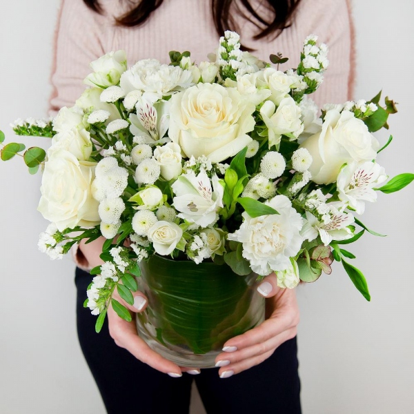 White rose 50 cm - 5, Spray rose: white, cream, light pink 50 cm - 4, Carnation white, cream - 4, Alstromeria white, soft pink - 3, Santini White Spray Chrysanthemum - 4, Transparent vase, Oasis, White statice, Pistachio, Eucalyptus Cinerea