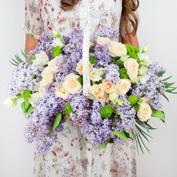 Spray rose: white, cream, light pink 50 cm - 5, Athos pom Feeling Green - 3, lisianthus - 3, Lilac Bush - 7, Medium Basket, Oasis