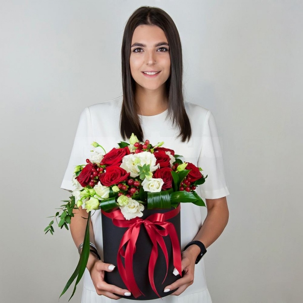 Red rose 50 cm - 15, lisianthus - 8, Round flower box medium, Oasis, Film, Ruscus, Aspidistra (1 pc.), Hypericum, Eucalyptus parvifolia (1 pc.), Ribbon