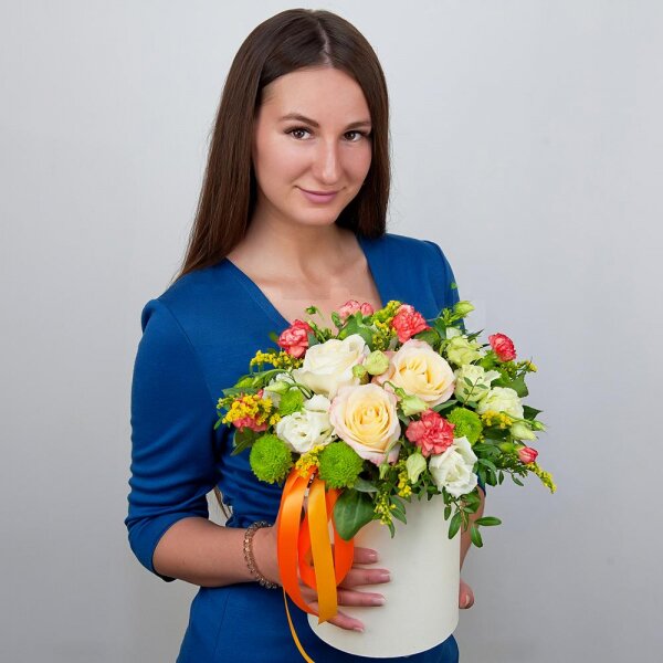 Rose Cream 50 cm - 5, Athos pom Feeling Green - 3, lisianthus - 4, Pink spray carnation - 4, Round flower box small , Oasis, Film, Solidago (1 pc.), Pistachio, Ribbon